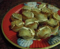 Aperitivo de cebola caramelizada com queijo de cabra