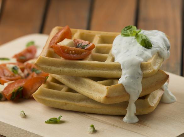 Waffles salgados com molho de iogurte e ervas aromáticas