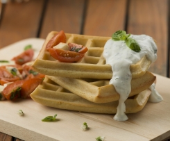 Waffles salgados com molho de iogurte e ervas aromáticas