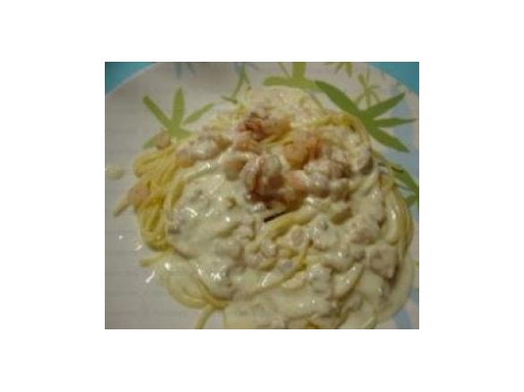 Esparguete com camarão regado com molho de queijo com cogumelos