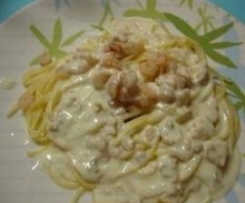 Esparguete com camarão regado com molho de queijo com cogumelos