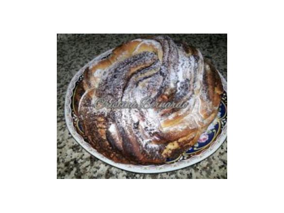 Entrançado de chocolate, maçã e passas