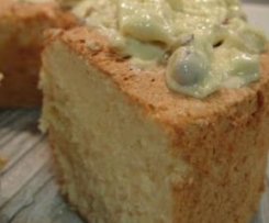 Angel Food Cake com cobertura de chocolate branco e avelãs