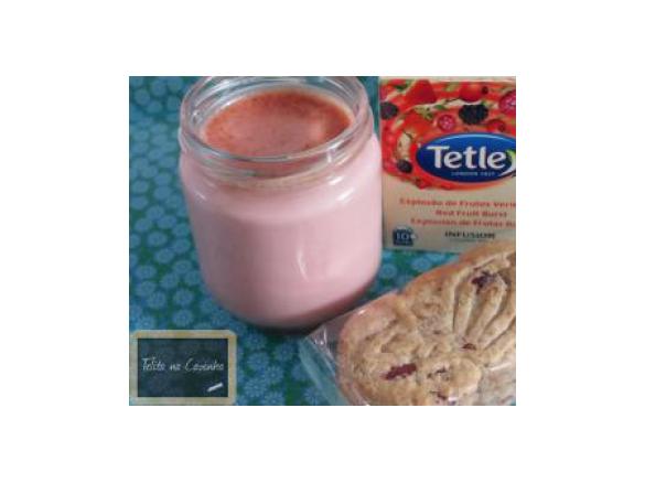 iogurtes de bolachas e chá de frutos vermelhos