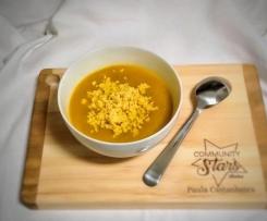 Sopa de abóbora, curgete e cenoura com ovo