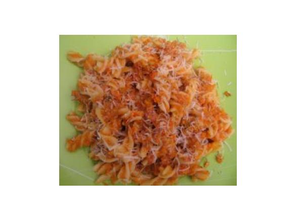 Fusilli com bolonhesa de salsichas