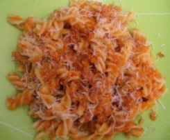 Fusilli com bolonhesa de salsichas