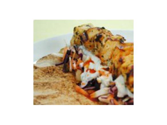 Kebab de frango com salada crocante