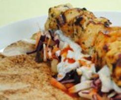 Kebab de frango com salada crocante