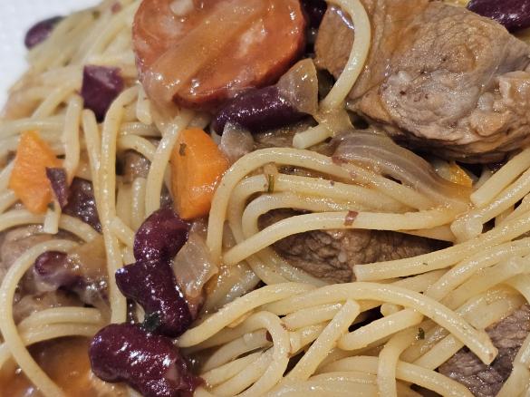 Massa de carne com feijão vermelho