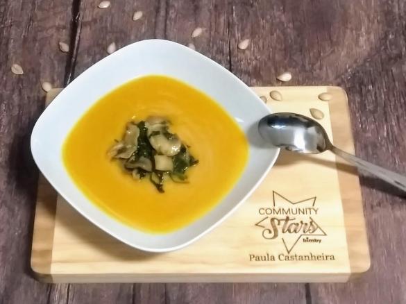 Sopa de abóbora com batata doce e cogumelos salteados com espinafre