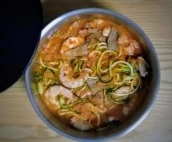 Peru com camarões e esparguete de courgete