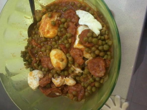 Ervilhas com Ovos Escalfados e Chouriço