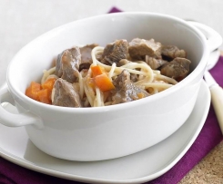 Carne guisada com esparguete