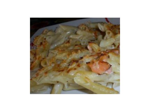 Macarrão com pescada, cogumelos e camarão gratinado no forno