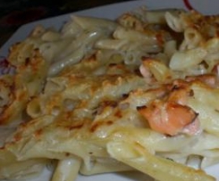 Macarrão com pescada, cogumelos e camarão gratinado no forno