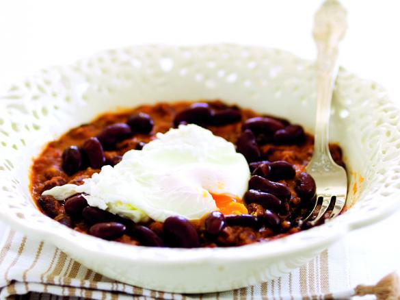 Feijão encarnado com ovos escalfados