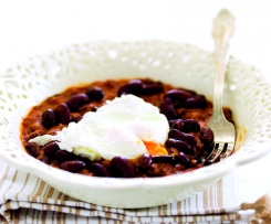 Feijão encarnado com ovos escalfados