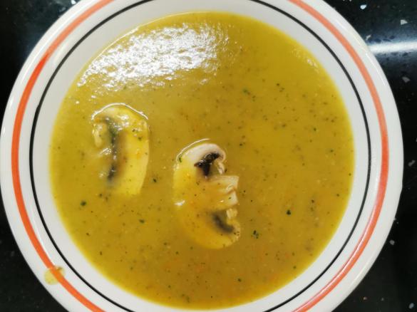 Sopa de legumes e cogumelos