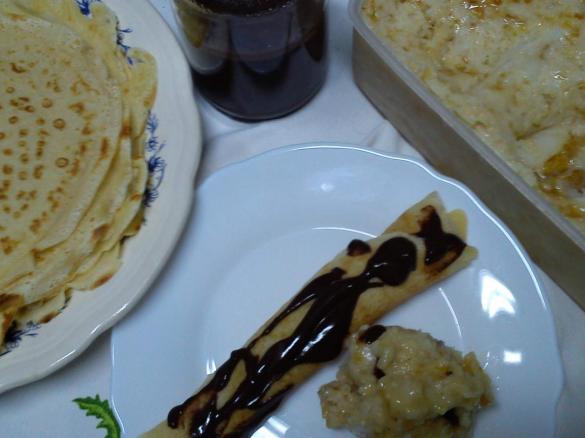 Crepes com gelado de pêra com praliné e molho de chocolate