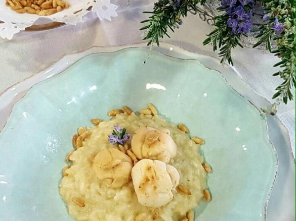 Risotto de alecrim com vieiras e pinhões
