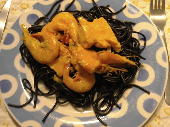 Esparguete  preto com camarão e salmão