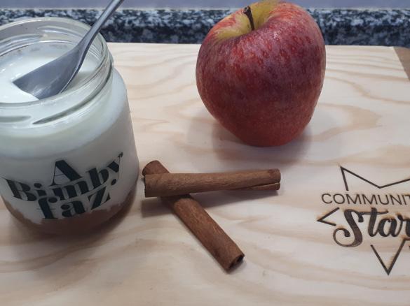 Iogurte de pedaços de maçã com canela