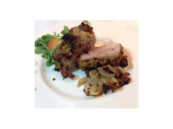 Lombo de porco com mostarda em crosta de broa, alhos e coentros