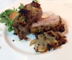 Lombo de porco com mostarda em crosta de broa, alhos e coentros