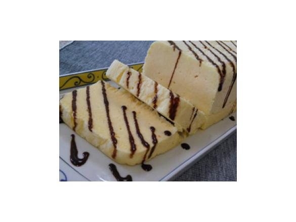 Gelado de laranja com molho de chocolate