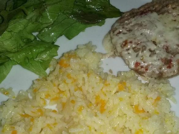 Hamburgueres a vapor com arroz de cenoura