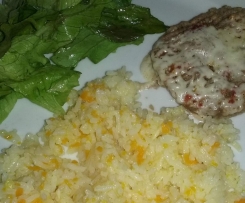 Hamburgueres a vapor com arroz de cenoura