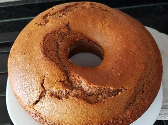 Bolo de mel e canela