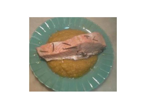 Salmão no vapor com puré de batata-doce e alho-francês