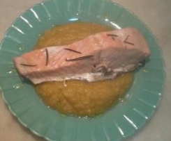 Salmão no vapor com puré de batata-doce e alho-francês