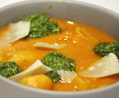 Tortelinni em Sopa de Tomate com Pesto