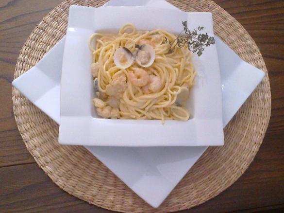 Esparguete carbonara de tamboril, camarão e amêijoa