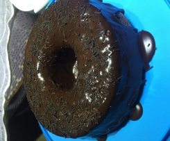 Bolo laranja úmido com cobertura chocolate