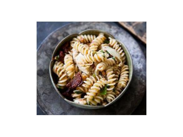Massa Fusilli com Corações de Alcachofra, Tomate Seco e Amêndoas Tostadas