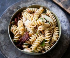 Massa Fusilli com Corações de Alcachofra, Tomate Seco e Amêndoas Tostadas