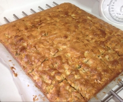 Bolo de maçã verde com frutos secos