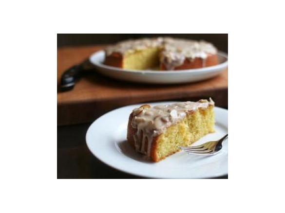 Bolo de Amêndoa e Azeite com Cobertura de Manteiga Dourada