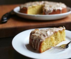 Bolo de Amêndoa e Azeite com Cobertura de Manteiga Dourada