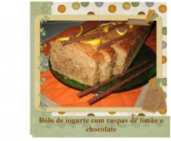 Bolo de iogurte com raspas de limão e chocolate