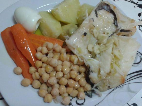 BACALHAU COZIDO E ACOMPANHATES 