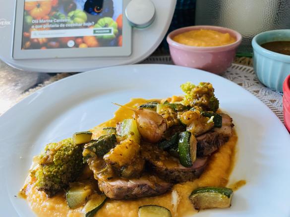 Lombinho de Porco Bísaro com Puré de Nabo e Batata Doce e Legumes Salteados