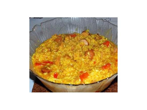 Arroz de salsichas com açafrão