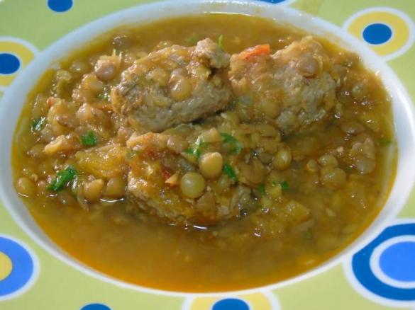 Estufado de lentilhas com abóbora e almondegas