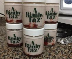 Iogurtes de Gelatina com calda de morango