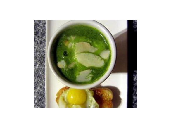 Shot de espinafre com tosta de cordoniz